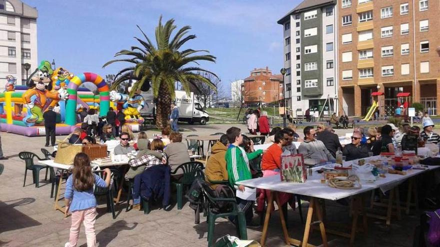 Los vecinos de Raíces se suman a la Comida en la Calle