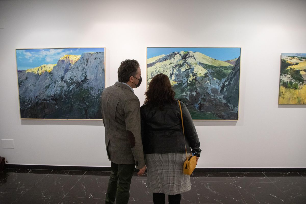 El autor Isidoro Moreno contempla sus cuadros en la galería Espacio 36