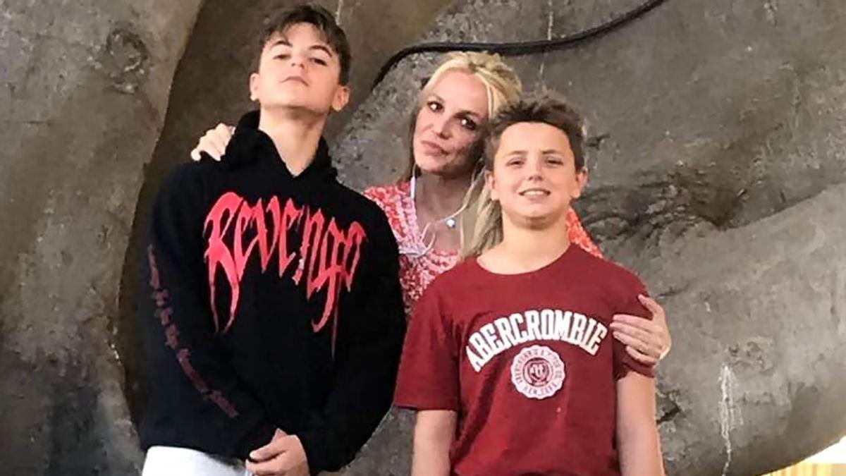 Britney Spears posa con sus dos hijos.