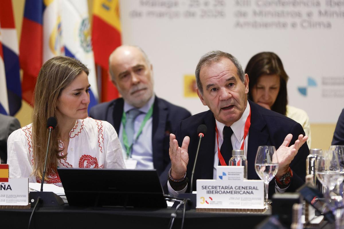 La vicepresidenta tercera y ministra para la Transición Ecológica y el Reto Demográfico, Sara Aagesen (i), junto al secretario General Iberoamericano, Andrés Allamand (d), inaugura la XIII Conferencia Iberoamericana de ministros de Medioambiente y Clima