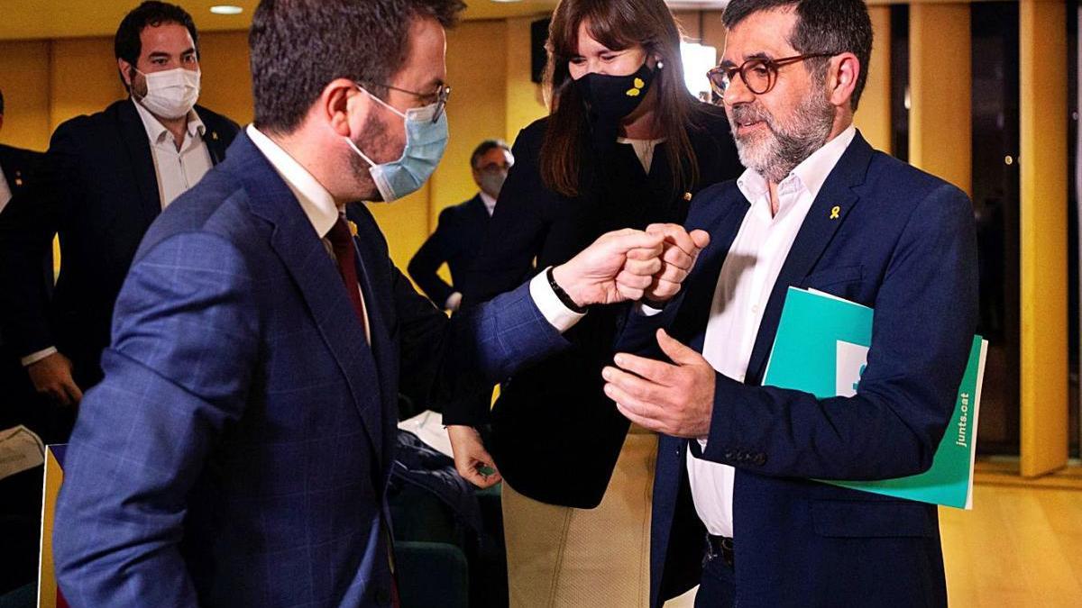 Pere Aragonès i Jordi Sànchez se saluden en presència de Laura Borràs.