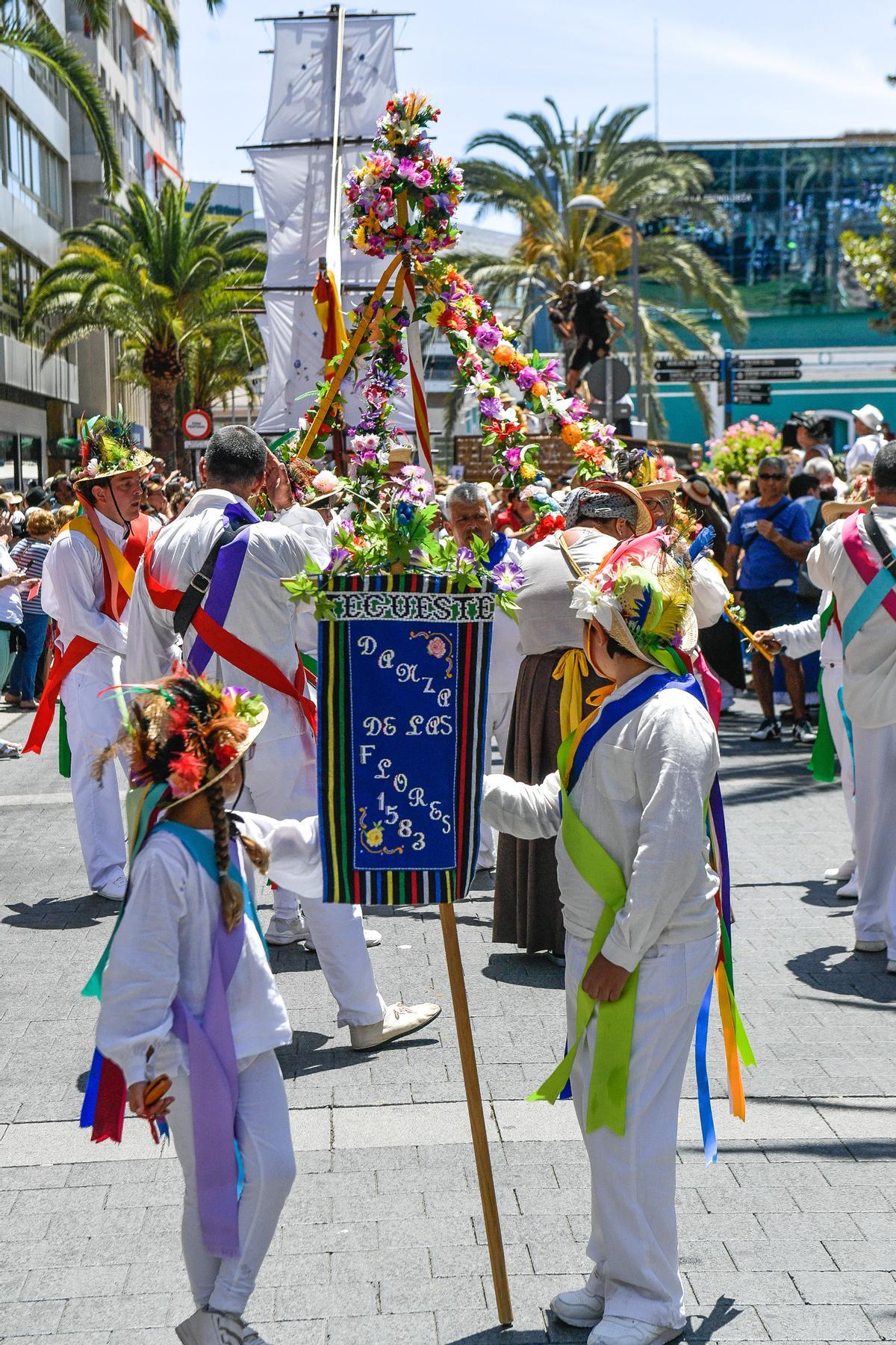 La danza de las flores del municipio invitado de Tegueste.