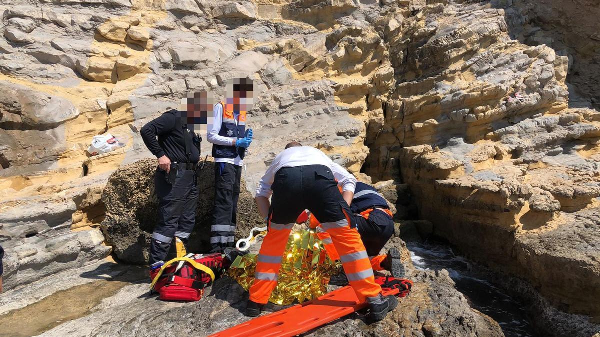 Rescatadas dos jóvenes tras precipitarse en un acantilado de la cala Portixol de Xàbia