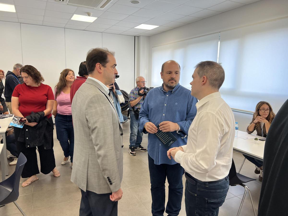 En primer plano, de izquierda a derecha, el vicealcalde, Juan Amat; el concejal de Hacienda, Lluís Gandia; y Alberto Heredia, de RH en positiu.