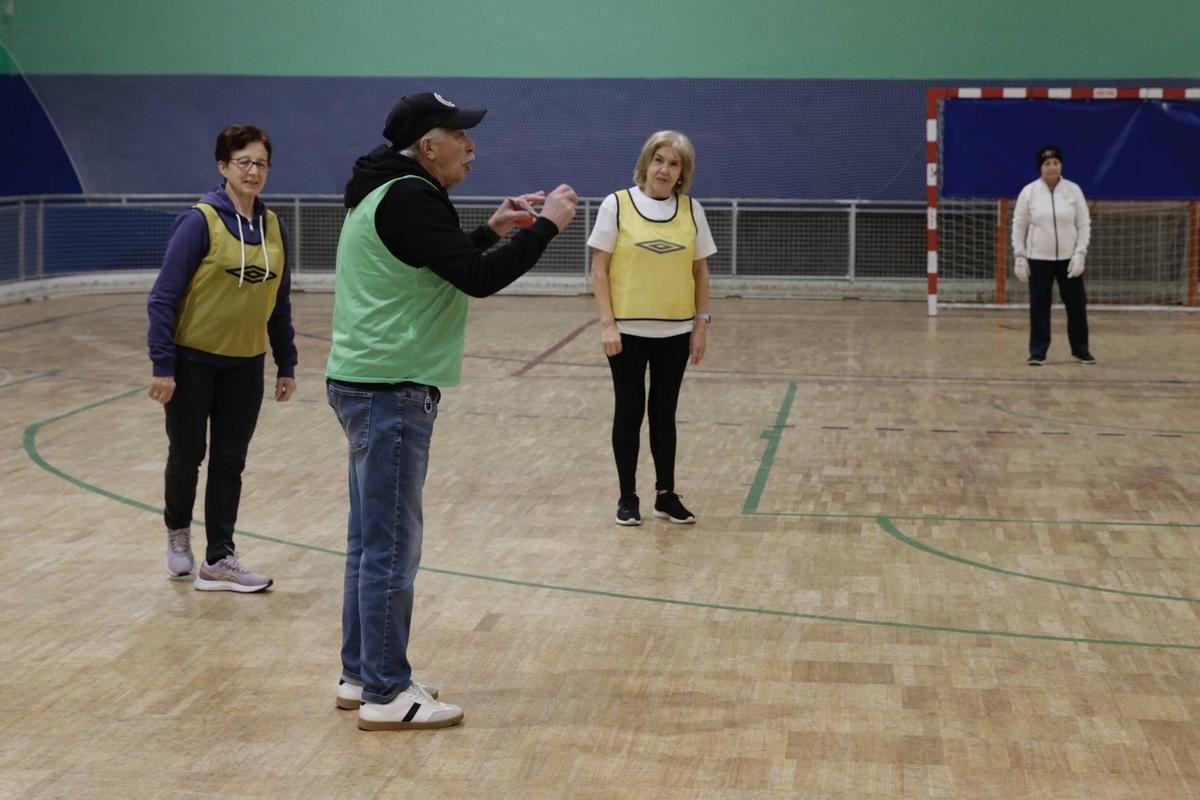 Fútbol andando, el deporte de moda entre los mayores de Langreo