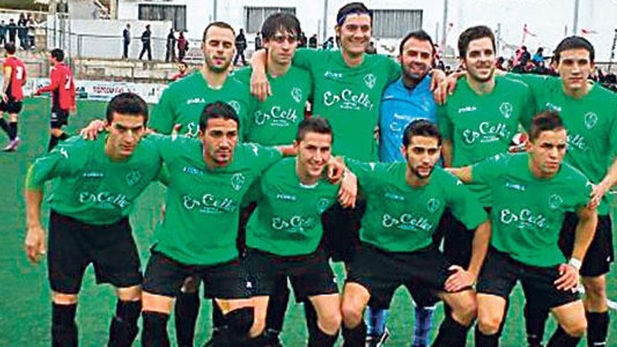 Plantilla del Petra que goleó por 0-4 al Artà y sube a Preferente.