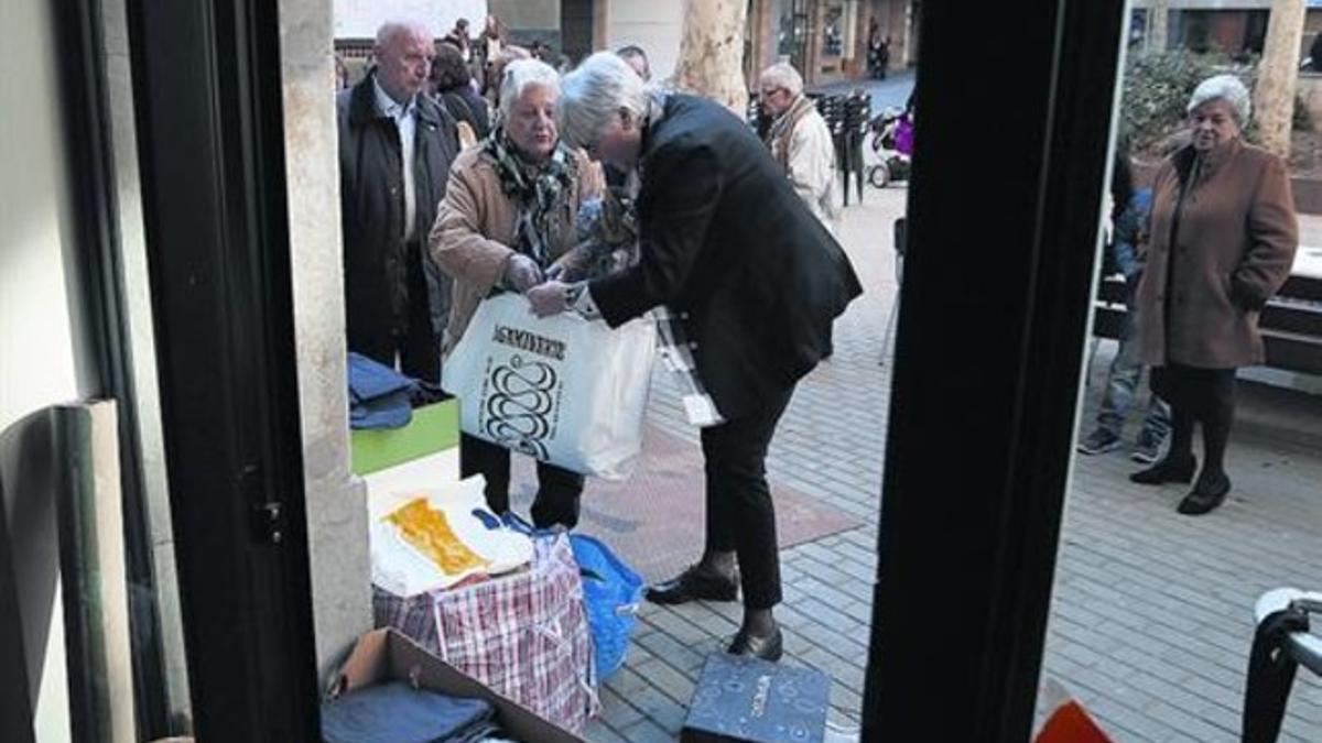 Ayuda 8Miembros de la Associació de Veïns de Sant Gervasi Sud recogen donaciones en la plaza de Cardona.