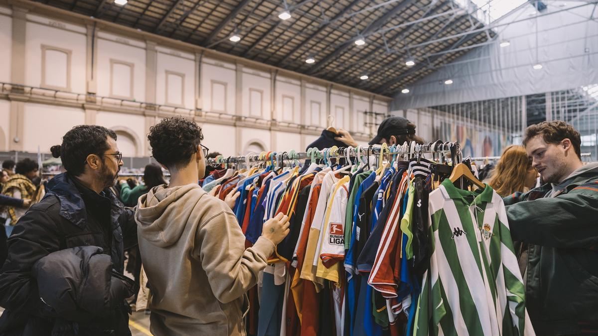 Paradas de camisetas deportivas en uno de los mercadillos del Flea.