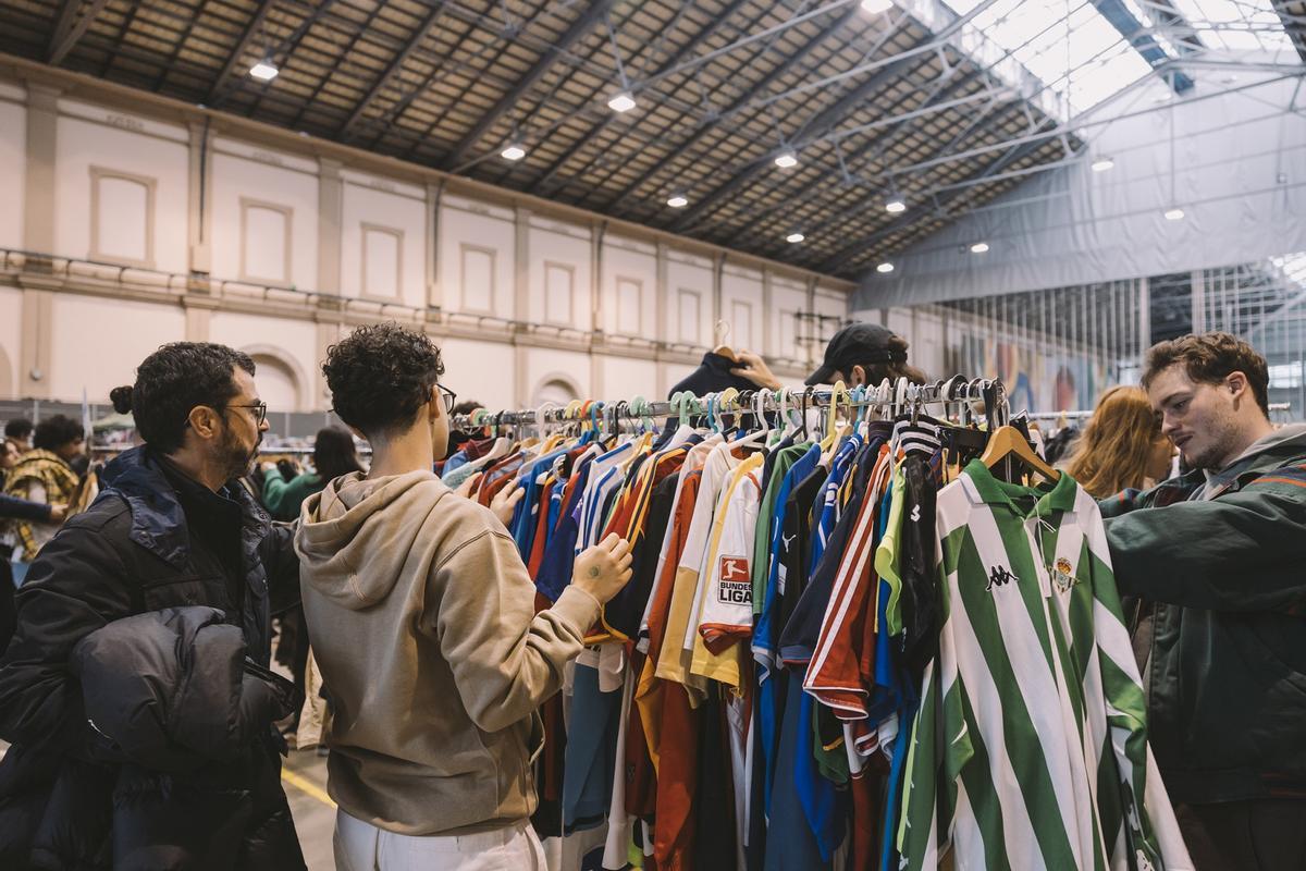 Paradas de camisetas deportivas en una de las anteriores ediciones del Gran Flea en Barcelona.