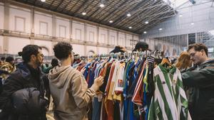 Paradas de camisetas deportivas en una de las anteriores ediciones del Gran Flea en Barcelona.