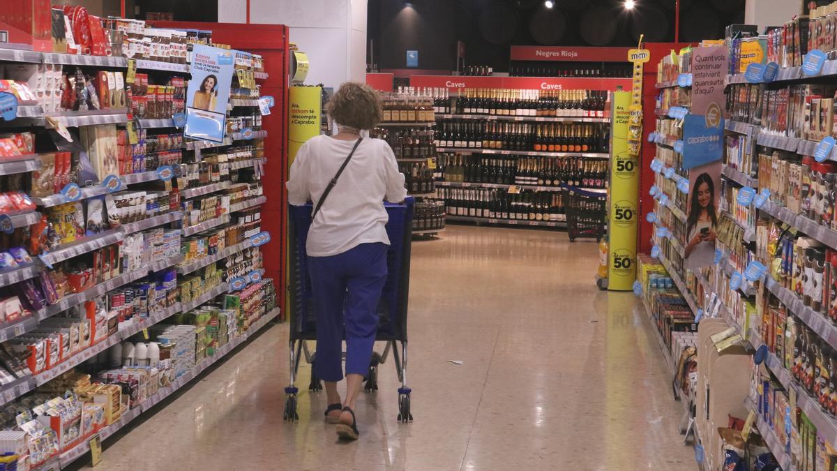 Una dona comprant en un supermercat de Barcelona.