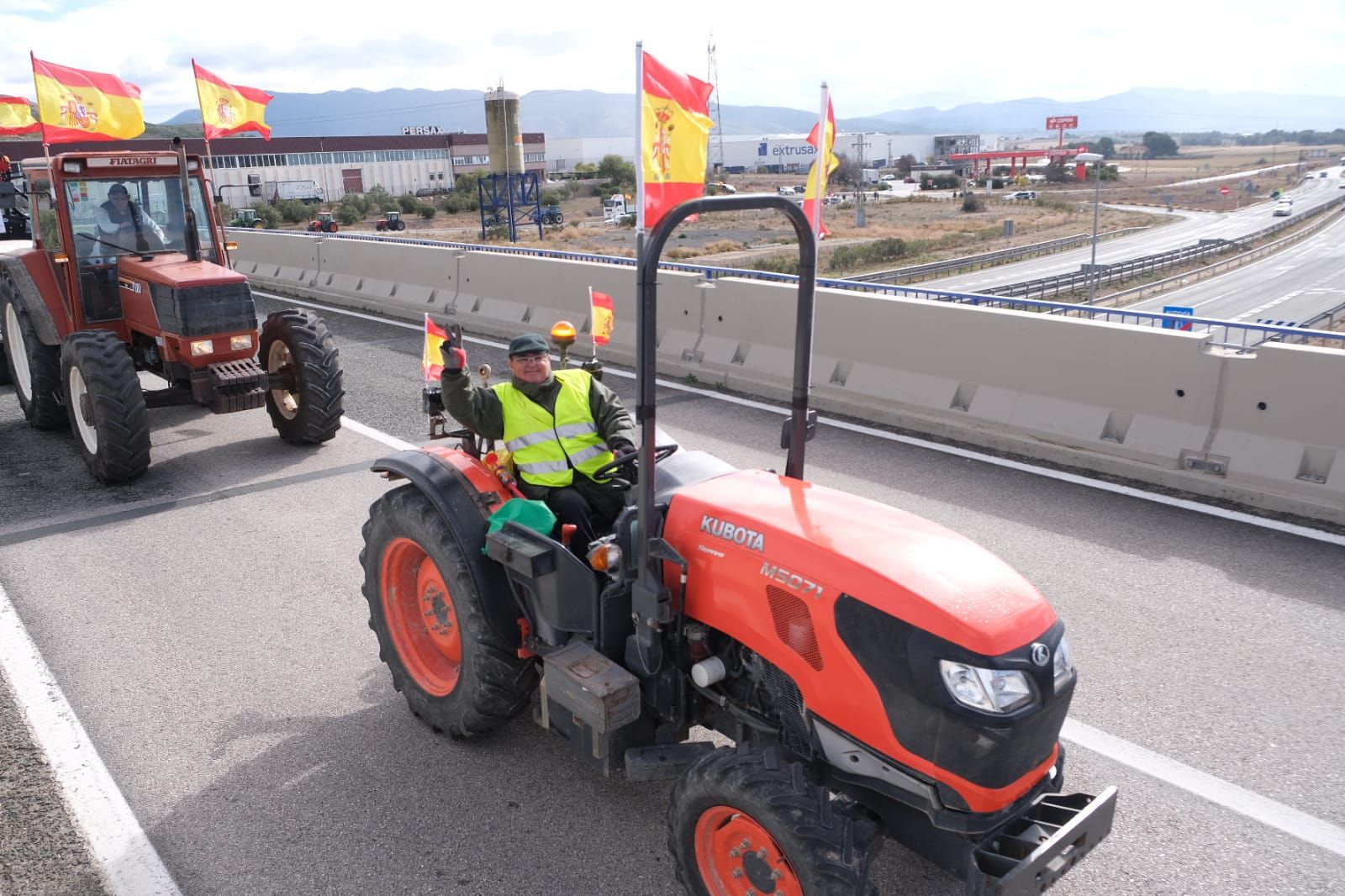 Los agricultores se concentran en tres comarcas de la provincia de Alicante en una tractorada por carreteras secundarias