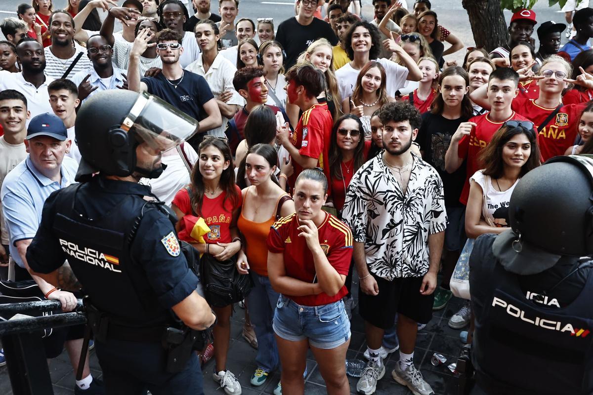 Llenazo en la Fonteta para ver la final España-Inglaterra Llenazo en la Fonteta para ver la final España-Inglaterra