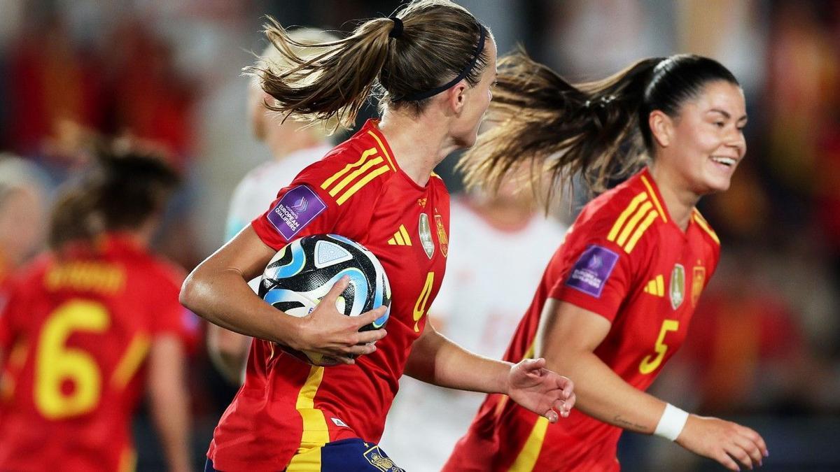 Irene Paredes celebra su gol junto a María Méndez.