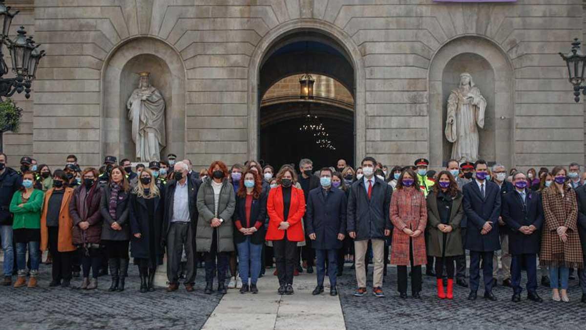 Minuto de silencio en la plaza de Sant Jaume por la mujer asesinada por su expareja en Barcelona