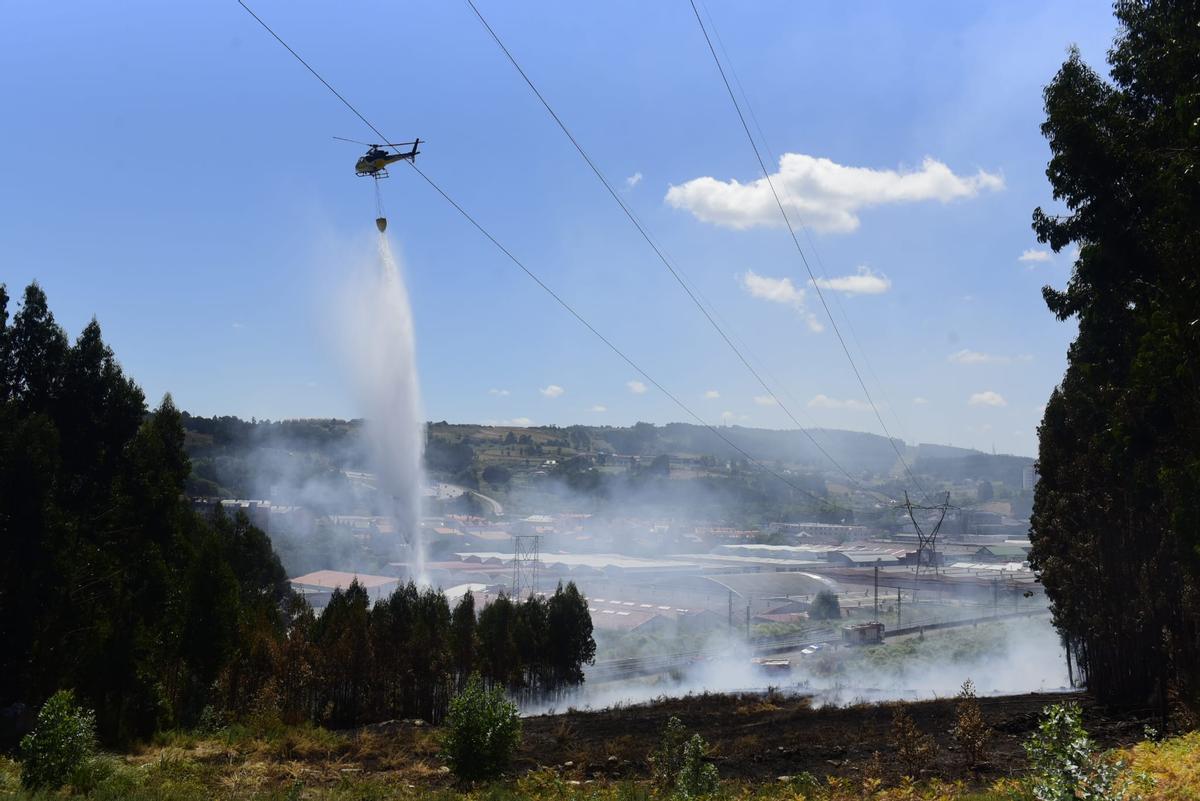 Los bomberos sofocan un incendio en As Rañas