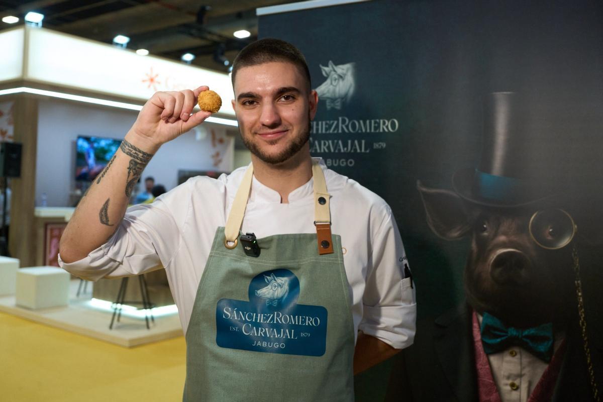 El chef madrileño Alejandro Cano prepara la croqueta de jamón ibérico, ganadora del XII Campeonato Nacional 2026.