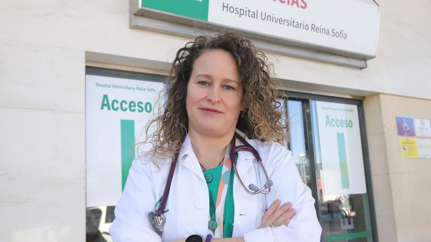 La médica de Urgencias Sara Constenla Ramos, en la puerta del servicio del hospital Reina Sofía.