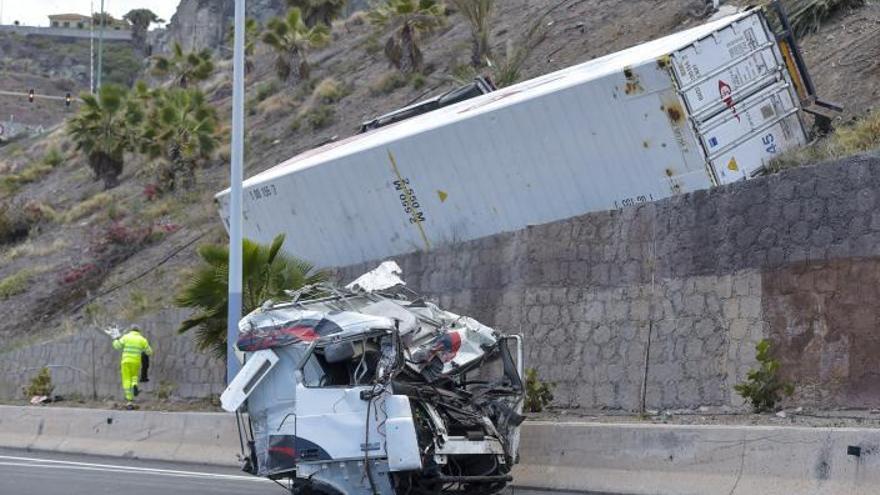 El reventón de una rueda causó el accidente en el que murió el camionero en La Laja 6 Un camionero muere al reventarse una rueda y caer por una ladera en La Laja