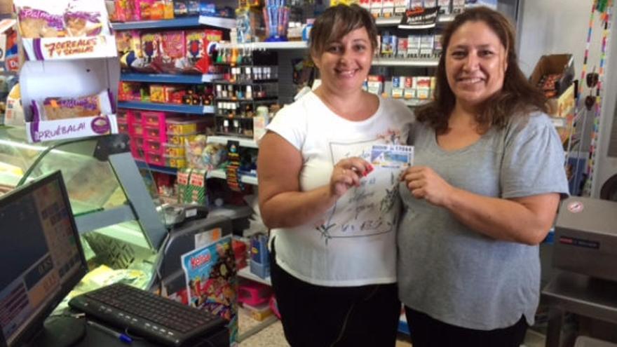 Las trabajadoras del supermercado de Mancha Blanca Isabel Gámiz (izquierda) y Yolanda Bravo, ayer, dos de las personas agraciadas, con un cupón premiado.