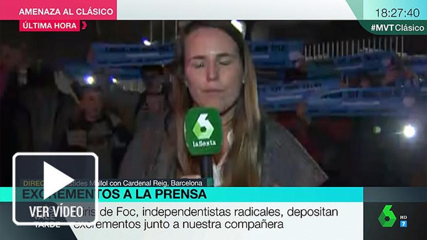 Radicales independentistas colocan excrementos junto a una periodista de La Sexta