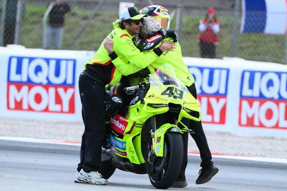 El piloto italiano de MotoGP Fabio Di Giannantonio celebra junto a Valentino Rossi tras el Gran Premio de Catalunya 2026 en el Circuit de Barcelona-Catalunya..