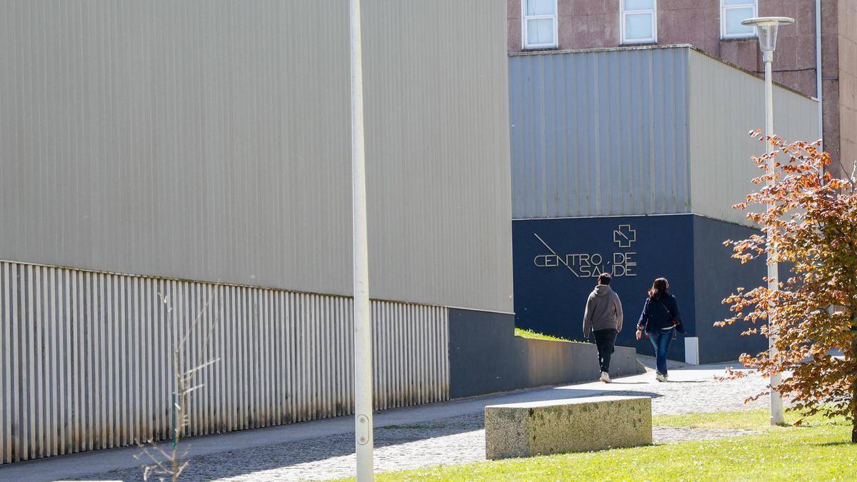 Dos personas en las inmediaciones del centro de salud de Galeras en Santiago