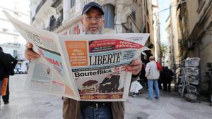 Un hombre lee un diario en Argel este miércoles con la noticia en portada de la dimisión de Buteflika.
