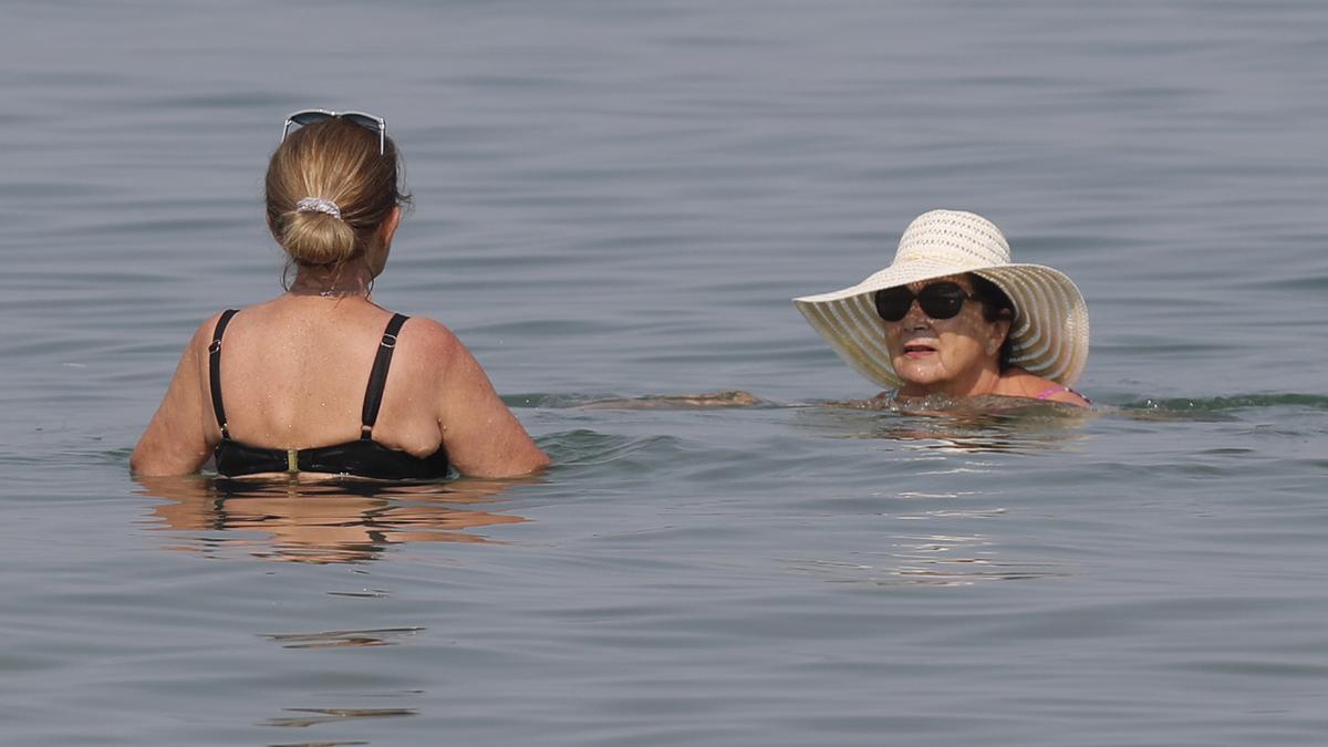 Dos mujeres se bañan en Samil.