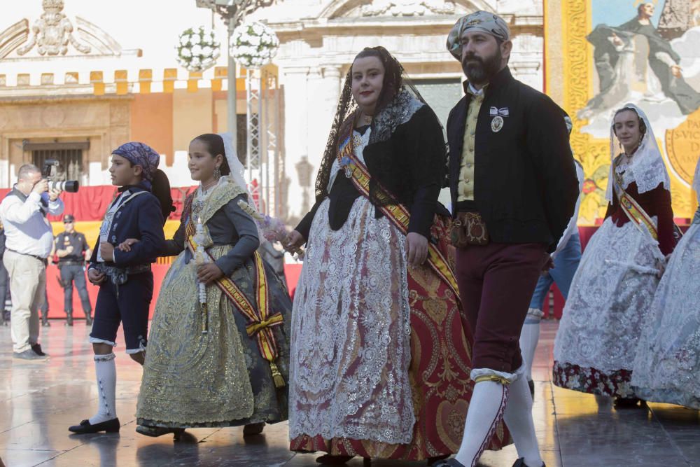 Desfile de las falleras mayores de las diferentes comisiones durante la procesión general de la Mare de Déu dels Desemparats.