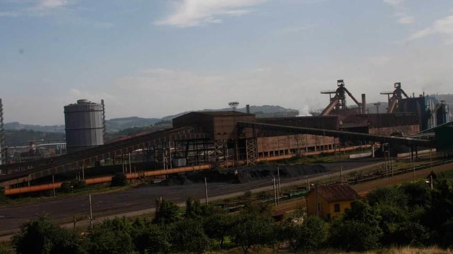 Factoría de Arcelor en Veriña, con los altos hornos a la derecha.