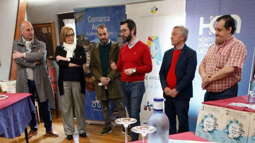 Por la izquierda, Ramón Álvarez, gerente de rula; la alcaldesa, Mariví Monteserín; Gonzalo Rodríguez, vicepresidente de la Ucayc; el edil Manuel Campa; José Manuel García, presidente de la Ucayc, y José Loya, hostelero.