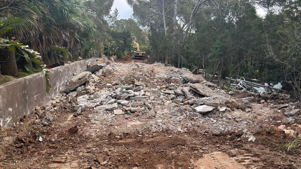 Una excavadora, durante los trabajos de demolición de Casa Paola.