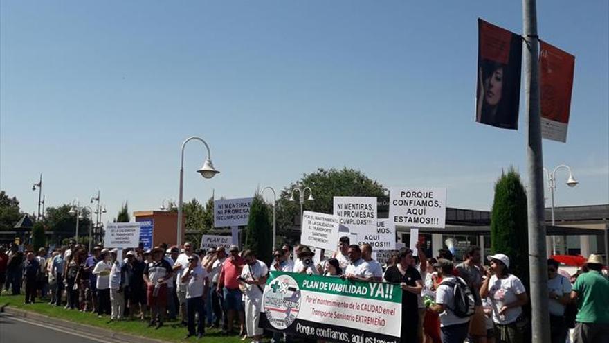 Los trabajadores del transporte sanitario protestan ante la casa de Vara