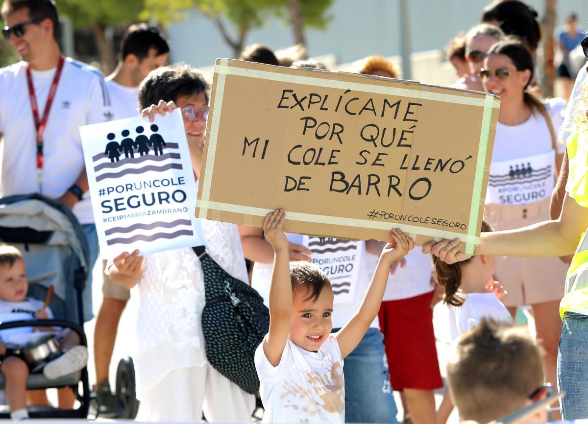 Un niño durante la protesta del pasado mes de agosto sostiene una de las pancartas.