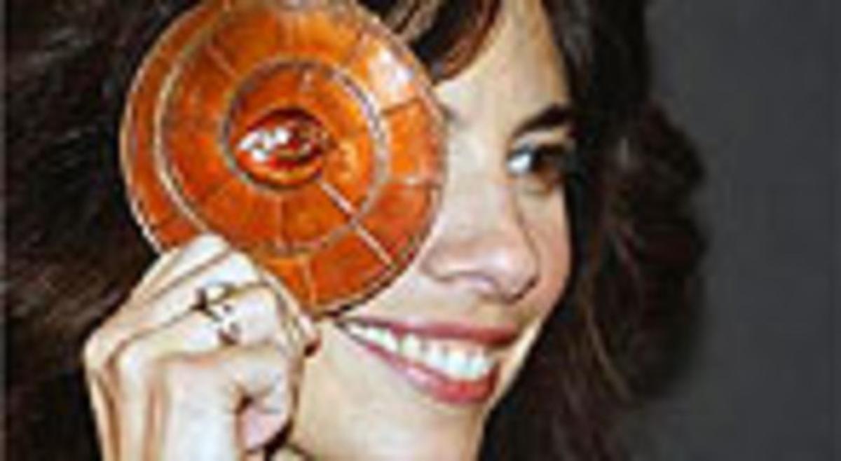 Maribel Verdú, amb la medalla que li ha concedit l’Acadèmia. Maribel Verdú, amb la medalla que li ha concedit l’Acadèmia.