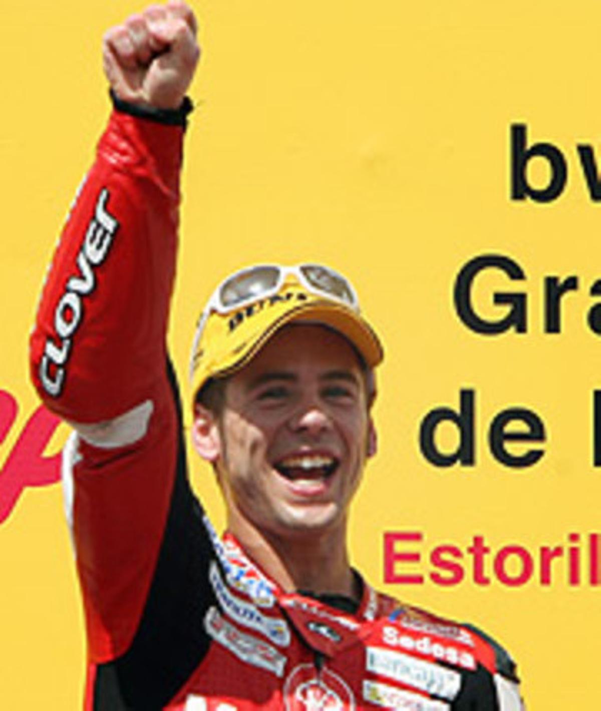 Bautista celebra al podi la seva victòria en els 250cc del GP de Portugal.