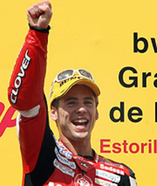 Bautista celebra al podi la seva victòria en els 250cc del GP de Portugal.