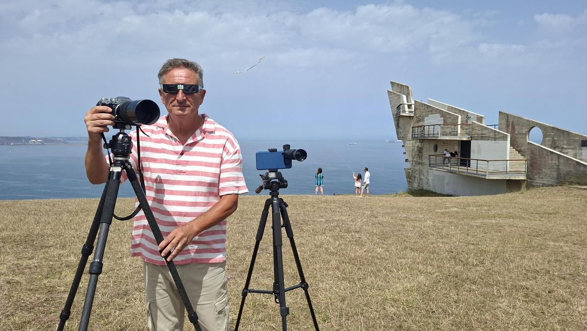 Alfonso Tomás, con las gafas homologadas y todos los equipos: la cámara fotográfica con el teleobjetivo y el movil con el suyo, ambos en sus tripodes.