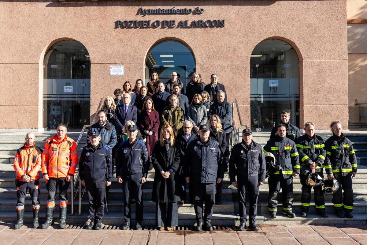 Minuto de silencio a la puerta del Ayuntamiento de Pozuelo de Alarcón por las víctimas del descarrilamiento en Adamuz
