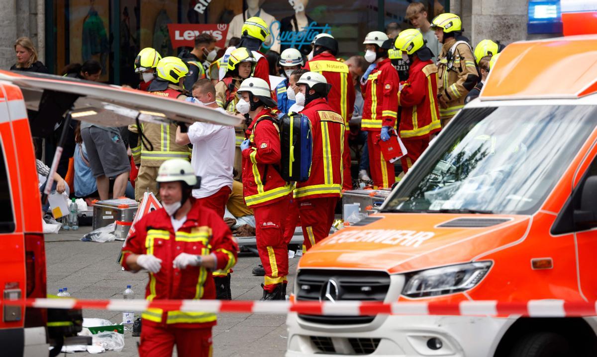 Los equipos de rescate ayudan a una persona herida en el lugar donde una persona murió y ocho resultaron heridas