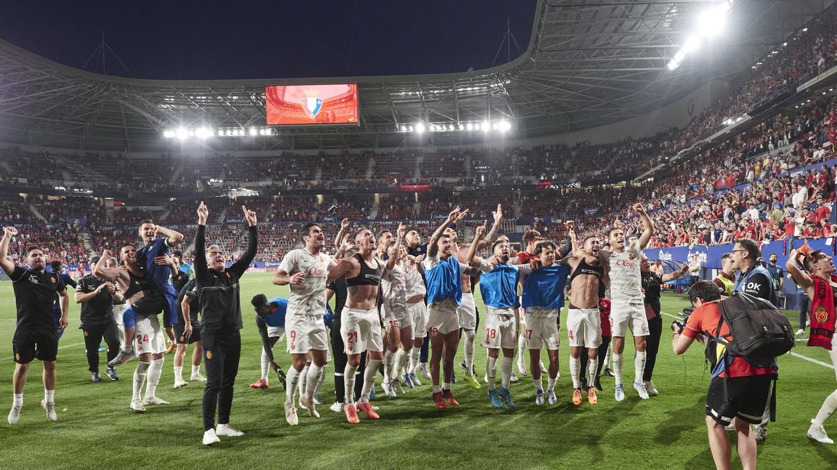 Los jugadores del Mallorca celebran la permanencia con la afición en El Sadar.