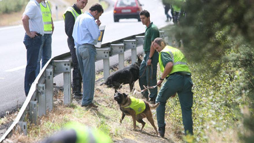 Un momento del rastreo en la A-52 en busca de una viguesa desaparecida en 2008.  // Jesús de Arcos