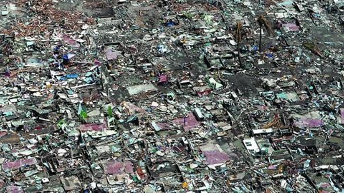 Imagen aérea de las casas completamente arrasadas de Tacloban, ayer, tras el paso del tifón 'Haiyan'.