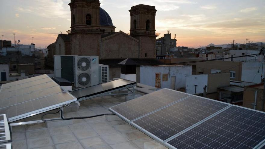 Placas solares en la azotea de la vivienda.