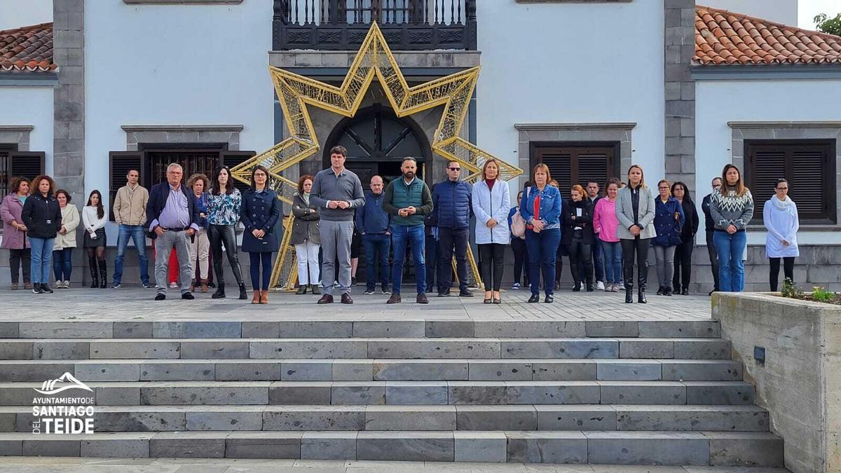 Santiago del Teide observes a minute of silence in rejection of the woman murdered in Adeje