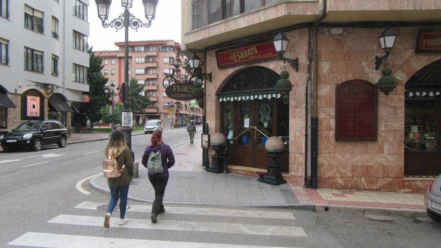 Cierra por un positivo en Covid-19 una conocida tienda de productos asturianos en Cangas de Onís