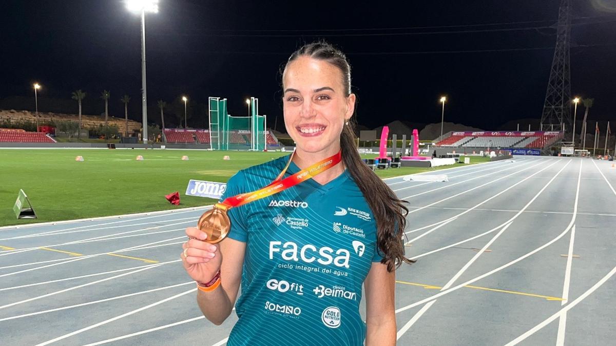 Carmen Avilés, con la medalla de bronce conquistada en el reciente Campeonato de España.
