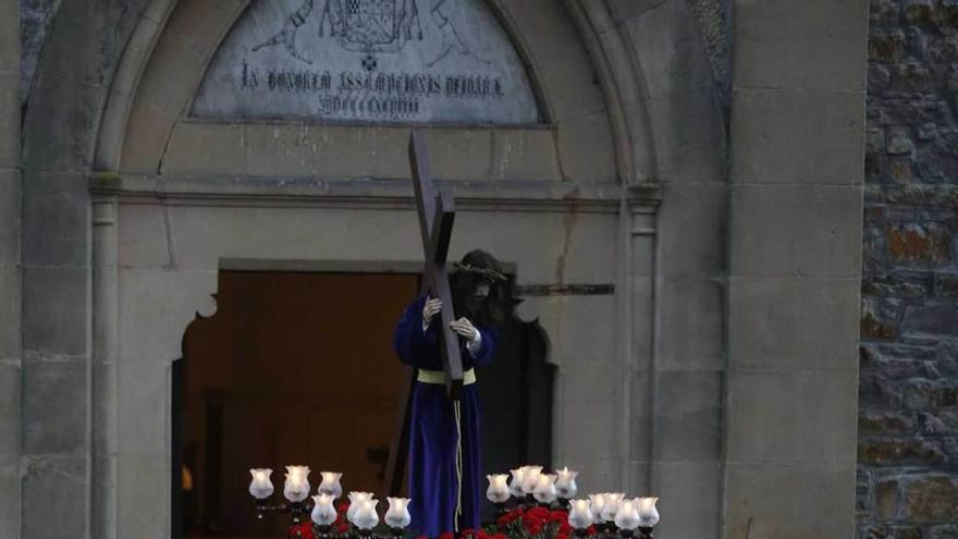 La procesión del Nazareno, ayer, en Pola de Laviana.