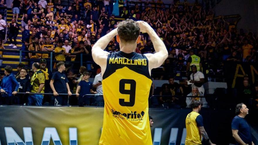Huertas saluda a la afición canarista presente en el Sunel Arena. | FIRMA DE FOTO
